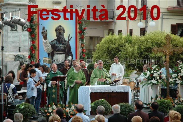 DSC_3465.JPG - Festività 2010 Concelebrazione Eucaristica in Piazza Duomo, presieduta da S.E. Mons. Fr. Calogero Peri, vescovo di Caltagirone